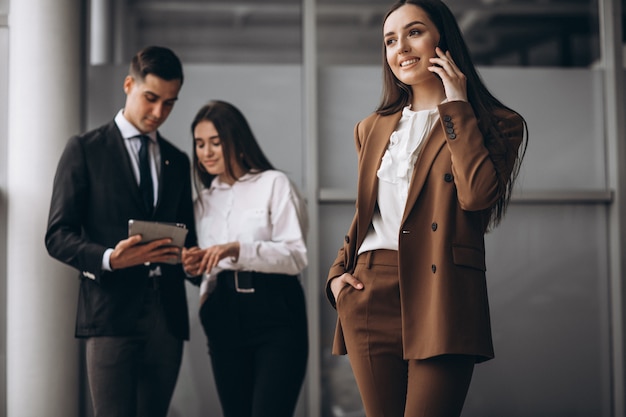 Gente de negocios trabajando en equipo en una oficina