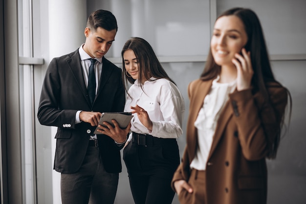 Foto gratuita gente de negocios trabajando en equipo en una oficina