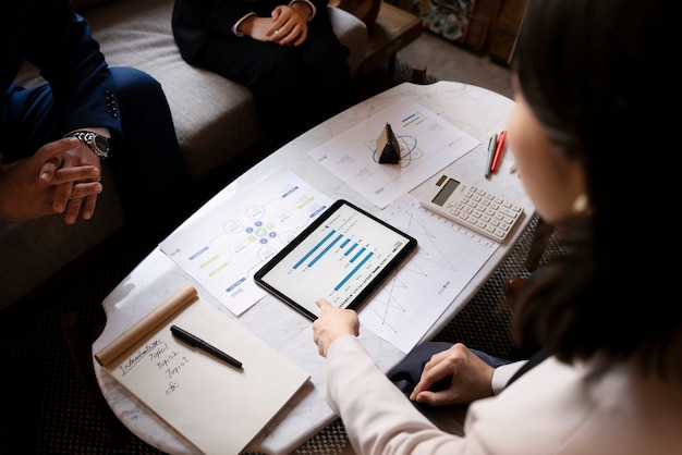 Foto gratuita gente de negocios trabajando con ipad de alto ángulo