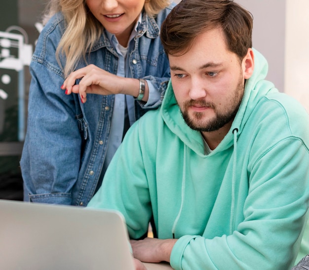 Gente de negocios trabajando juntos para un nuevo proyecto.