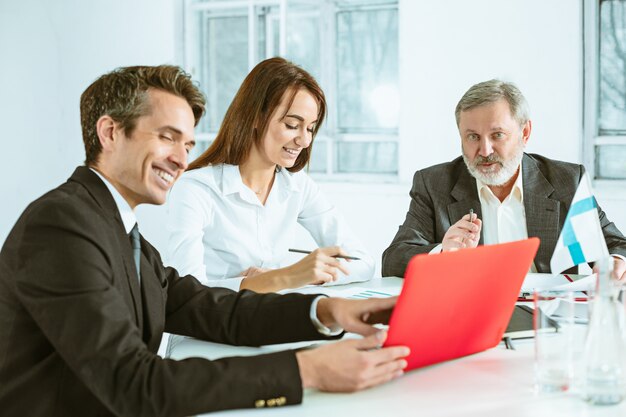 Gente de negocios trabajando juntos