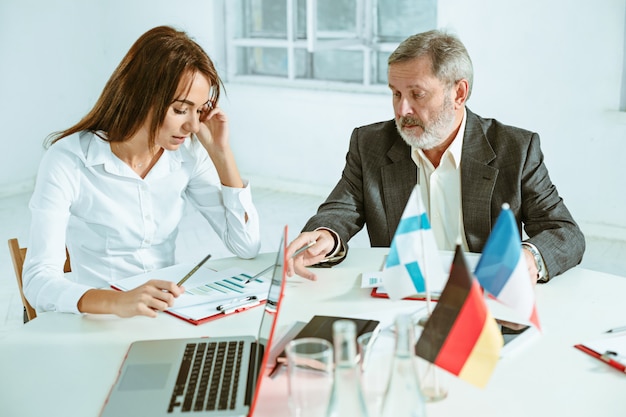 Gente de negocios trabajando juntos