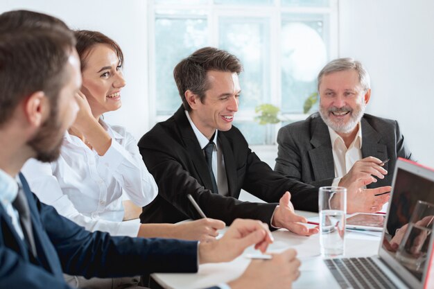 Gente de negocios trabajando juntos