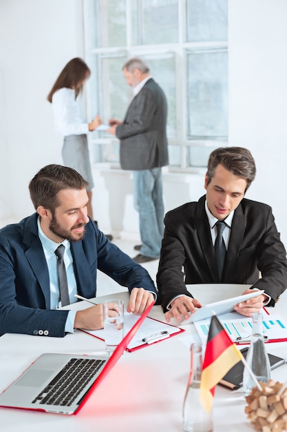 Foto gratuita gente de negocios trabajando juntos