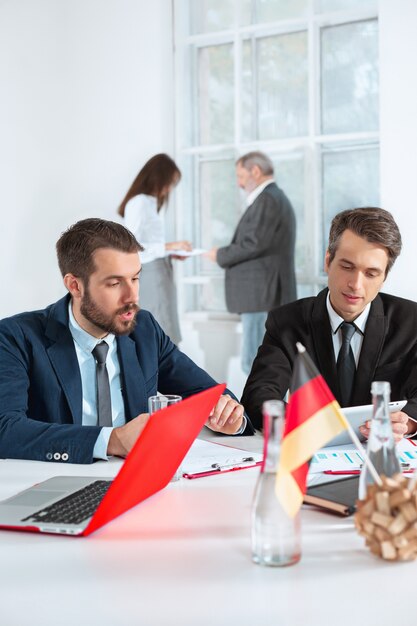 Gente de negocios trabajando juntos