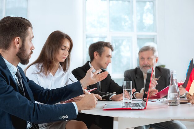 Gente de negocios trabajando juntos