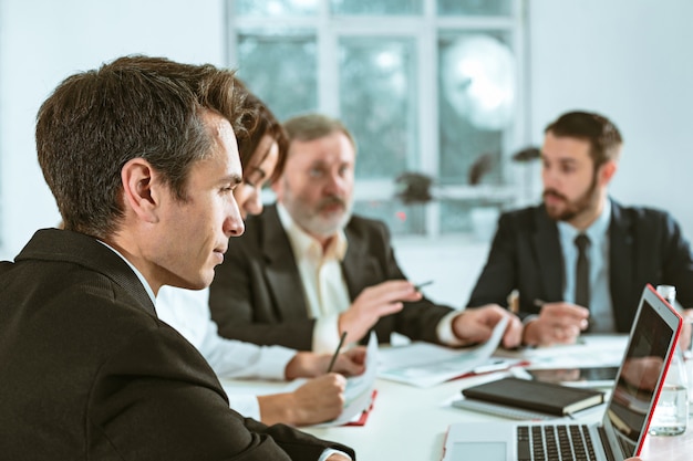 Foto gratuita gente de negocios trabajando juntos