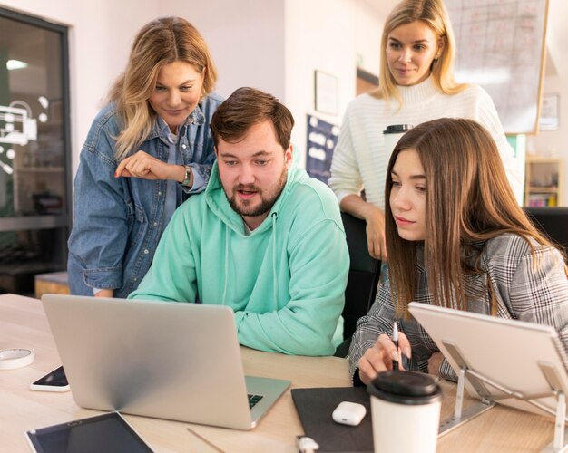 Gente de negocios trabajando juntos