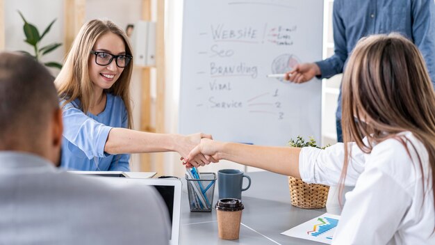 Gente de negocios trabajando juntos