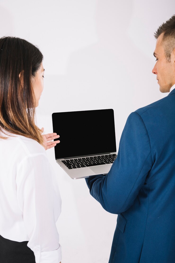 Foto gratuito gente de negocios trabajando con laptop