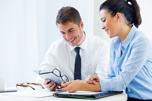 Foto gratuita gente de negocios trabajando en la oficina con tableta digital.