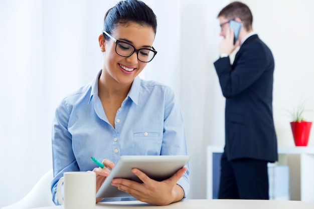 Gente de negocios trabajando en la oficina con tableta digital.