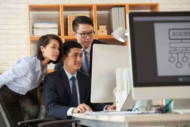 Gente de negocios trabajando en oficina