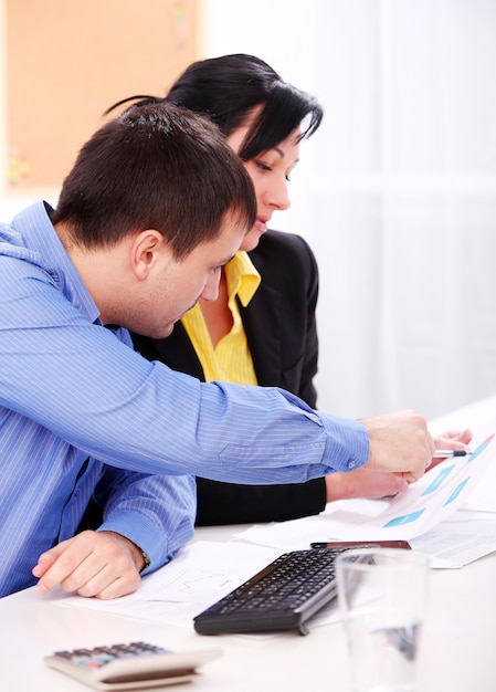 Gente de negocios trabajando en oficina