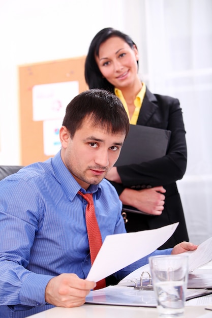 Foto gratuita gente de negocios trabajando en oficina