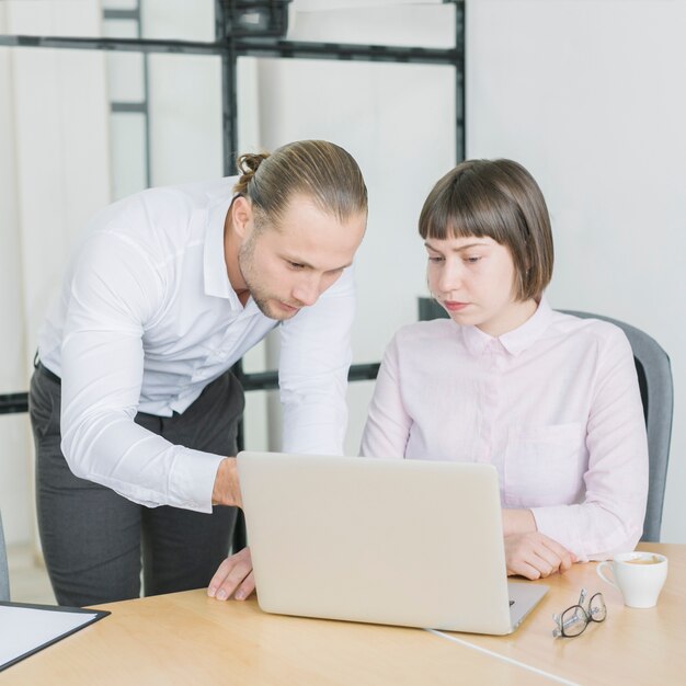 Gente de negocios trabajando con portátil en oficina