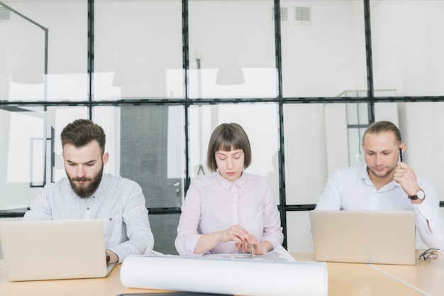 Gente de negocios trabajando con portátil en oficina