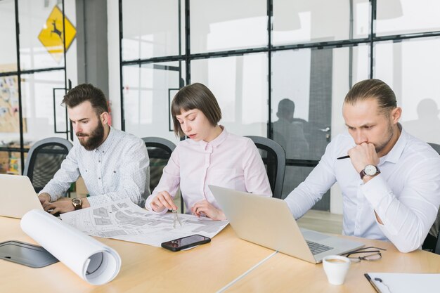 Gente de negocios trabajando con portátil en oficina