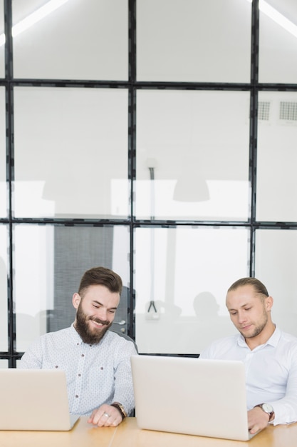 Gente de negocios trabajando con portátil en oficina