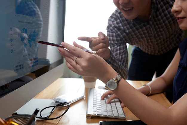 Gente de negocios trabajando en proyecto