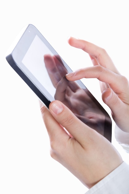 Gente de negocios en el trabajo usando una tableta digital