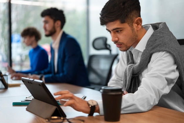 Gente en la oficina analizando y revisando gráficos financieros