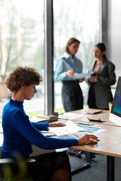 Gente en la oficina analizando y revisando gráficos financieros