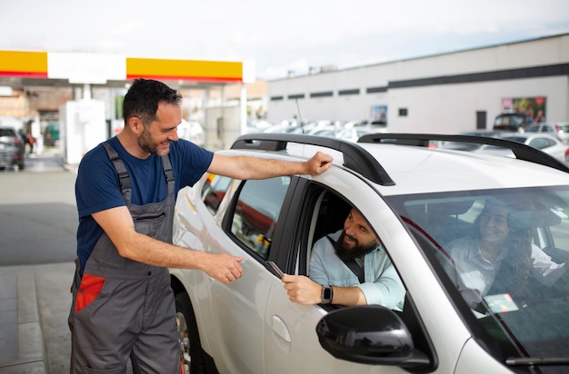 Foto gratuita gente pasando tiempo en la gasolinera.