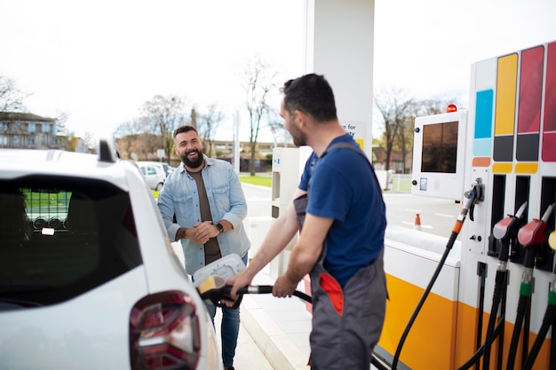 Foto gratuita gente pasando tiempo en la gasolinera.