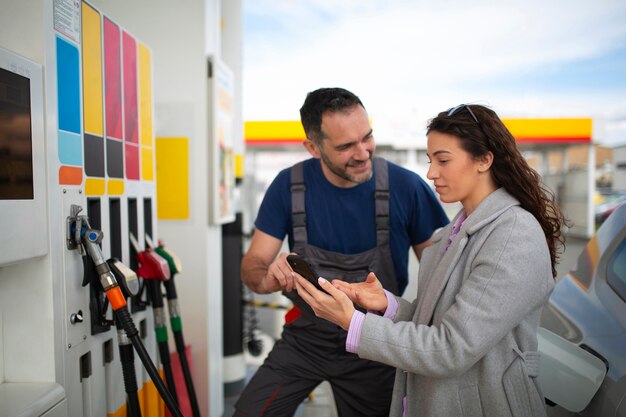 Gente pasando tiempo en la gasolinera.