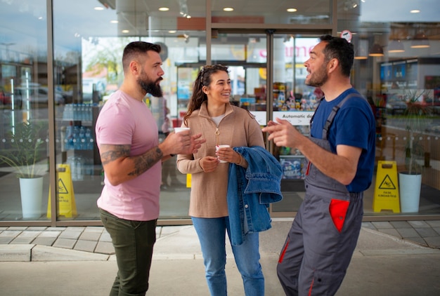 Gente pasando tiempo en la gasolinera.