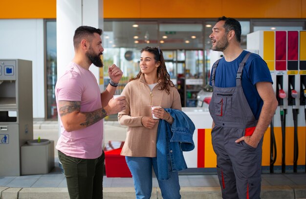 Gente pasando tiempo en la gasolinera.