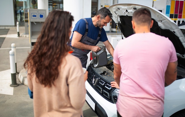 Foto gratuita gente pasando tiempo en la gasolinera.