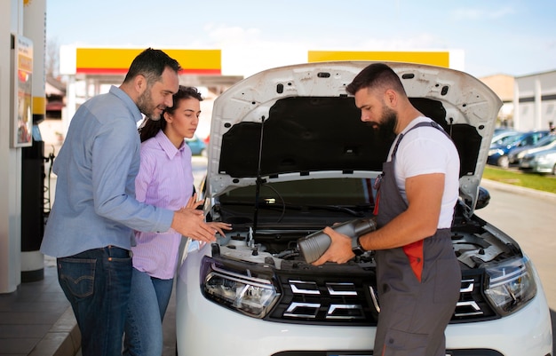 Foto gratuita gente pasando tiempo en la gasolinera.