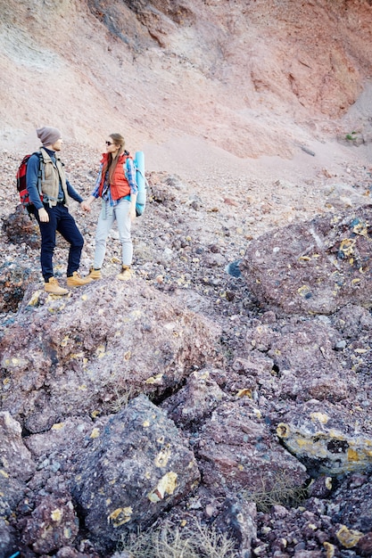 Gente pequeña contra la montaña enorme