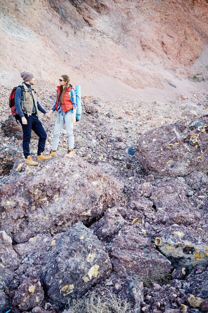 Gente pequeña contra la montaña enorme