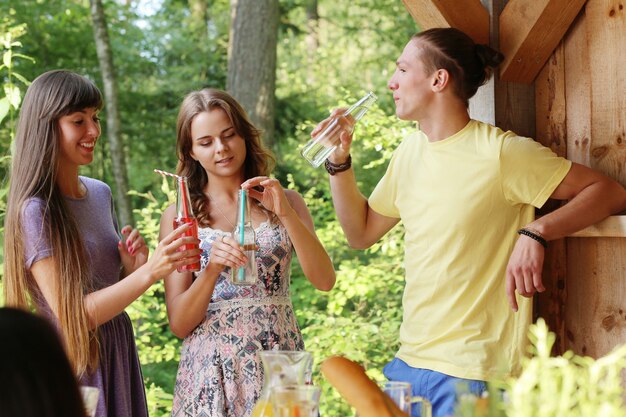 Gente en el picnic