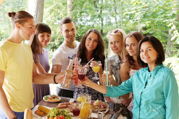 Gente en el picnic