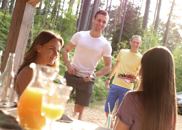 Gente en el picnic