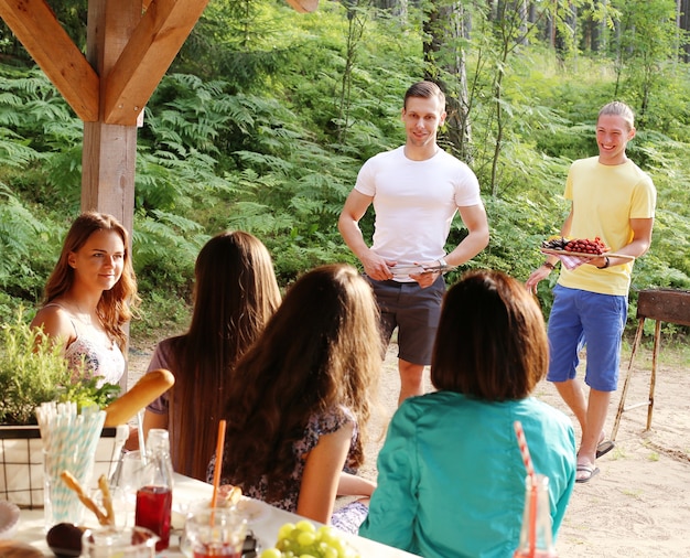 Gente en el picnic