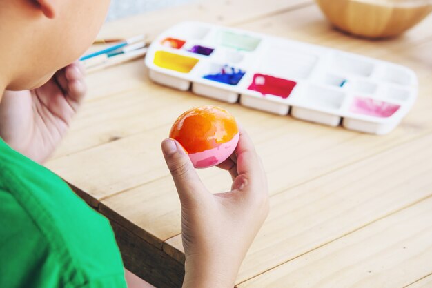 Gente pintando coloridos huevos de Pascua - concepto de fiesta nacional de celebración de personas