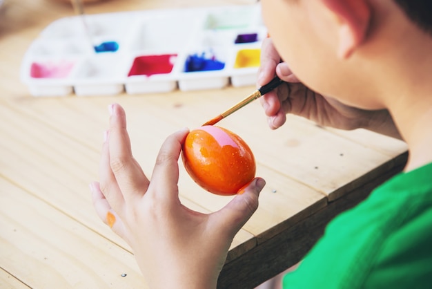 Gente pintando coloridos huevos de Pascua - concepto de fiesta nacional de celebración de personas