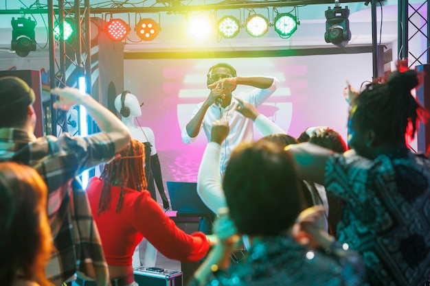 Foto gratuita la gente en la pista de baile se mueve al ritmo