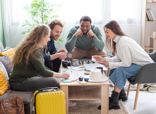 Gente de plano completo planeando un viaje juntos