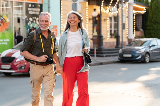 Gente de plano medio caminando juntos en la ciudad