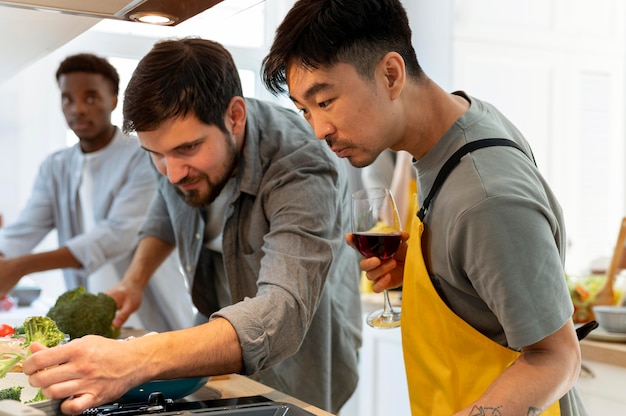 Foto gratuita gente de plano medio en la cocina