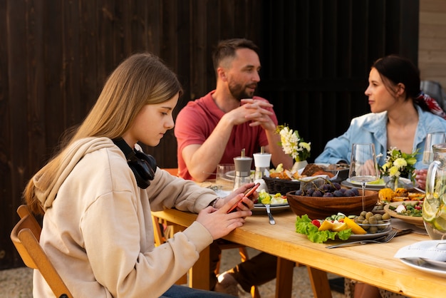 Gente de plano medio comiendo juntos