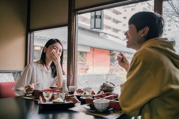 Gente de plano medio comiendo juntos