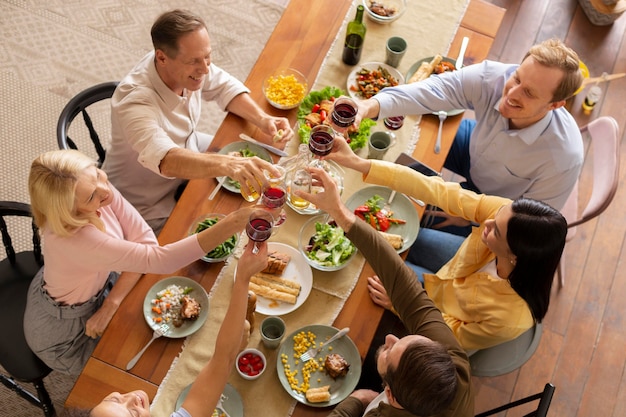 Gente de plano medio comiendo juntos