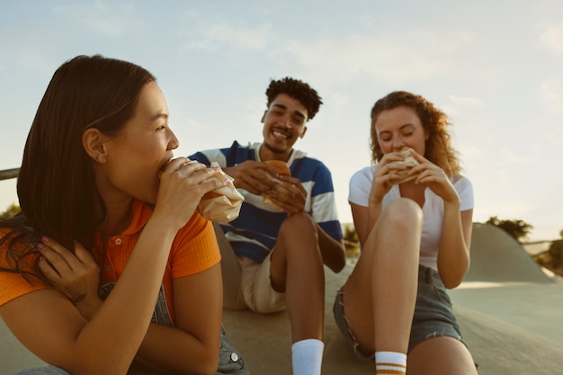 Gente de plano medio comiendo juntos